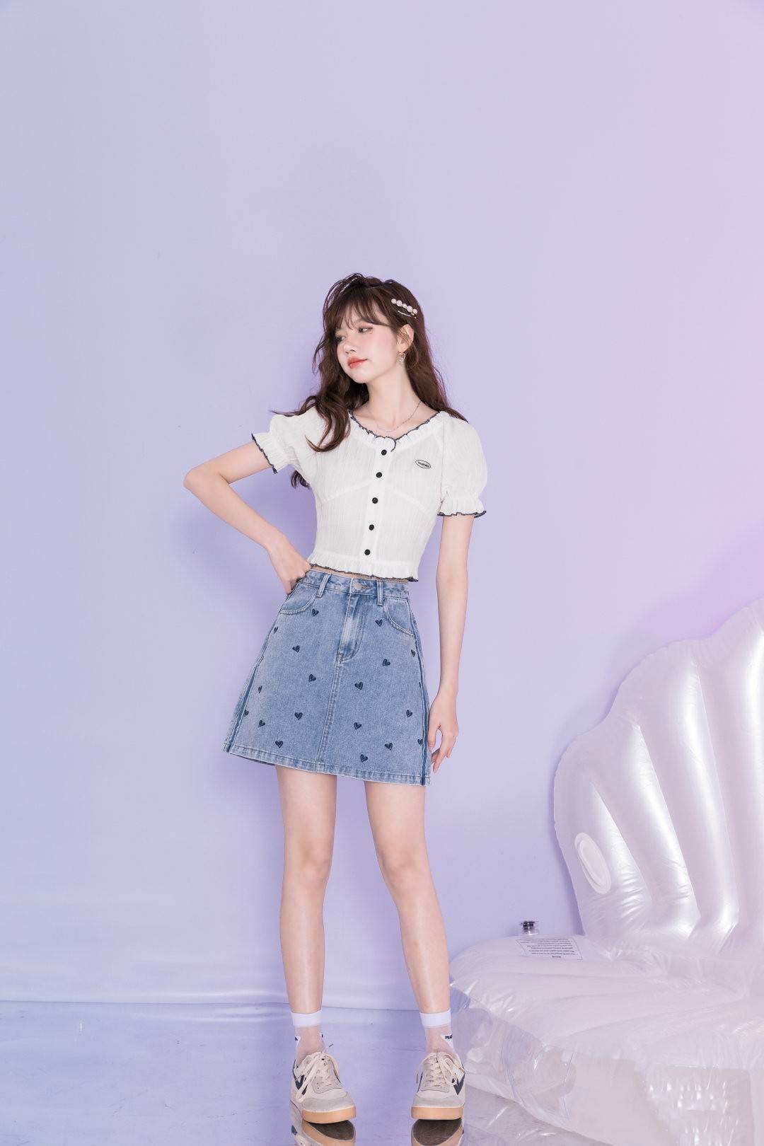 超短裙搭配什么上衣夏季 74e9422f27de4386907eac8834443666.jpeg