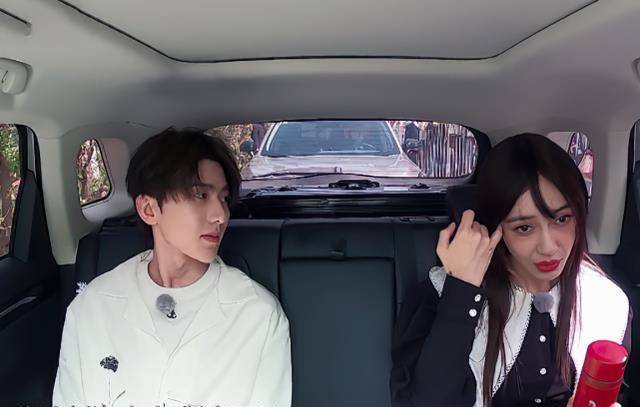 回复桃色新闻,网友感觉蔡徐坤和baby是同事关系,没想到粉丝悠享版