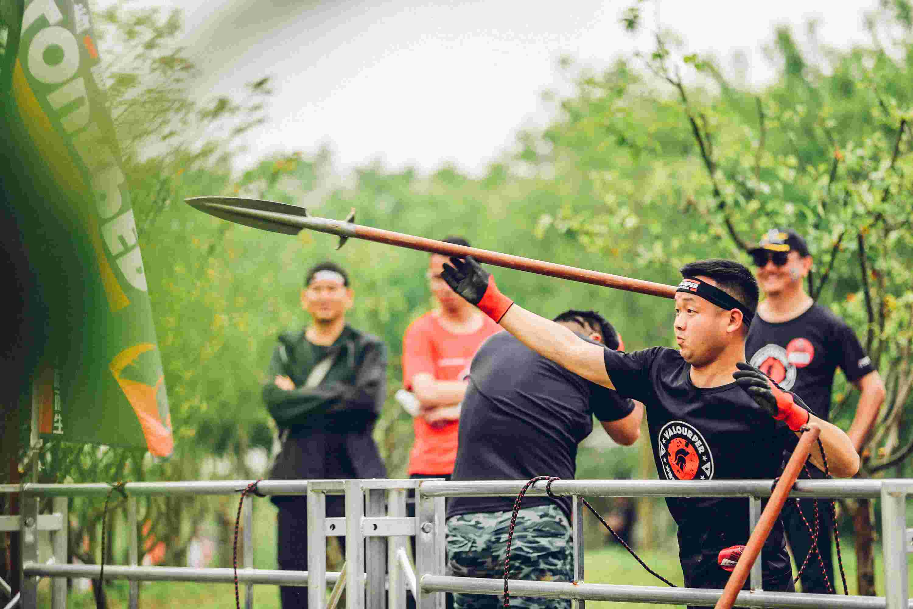 幽暗密林 项目介绍 团队成员每人2次机会,投掷长矛,刺中标靶.