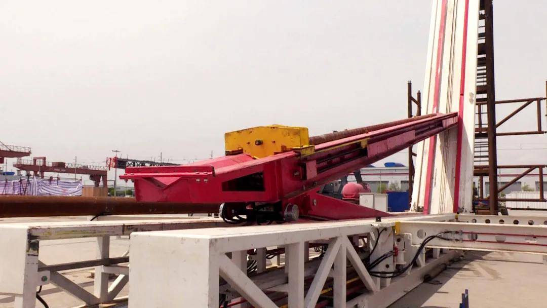 兰石集团装备公司9000米动力猫道机试制成功并实现成果转化