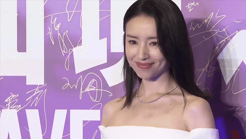 原创董洁走红毯的现场照,脸蜡黄松垮法令纹显老,已经像个老年人了!