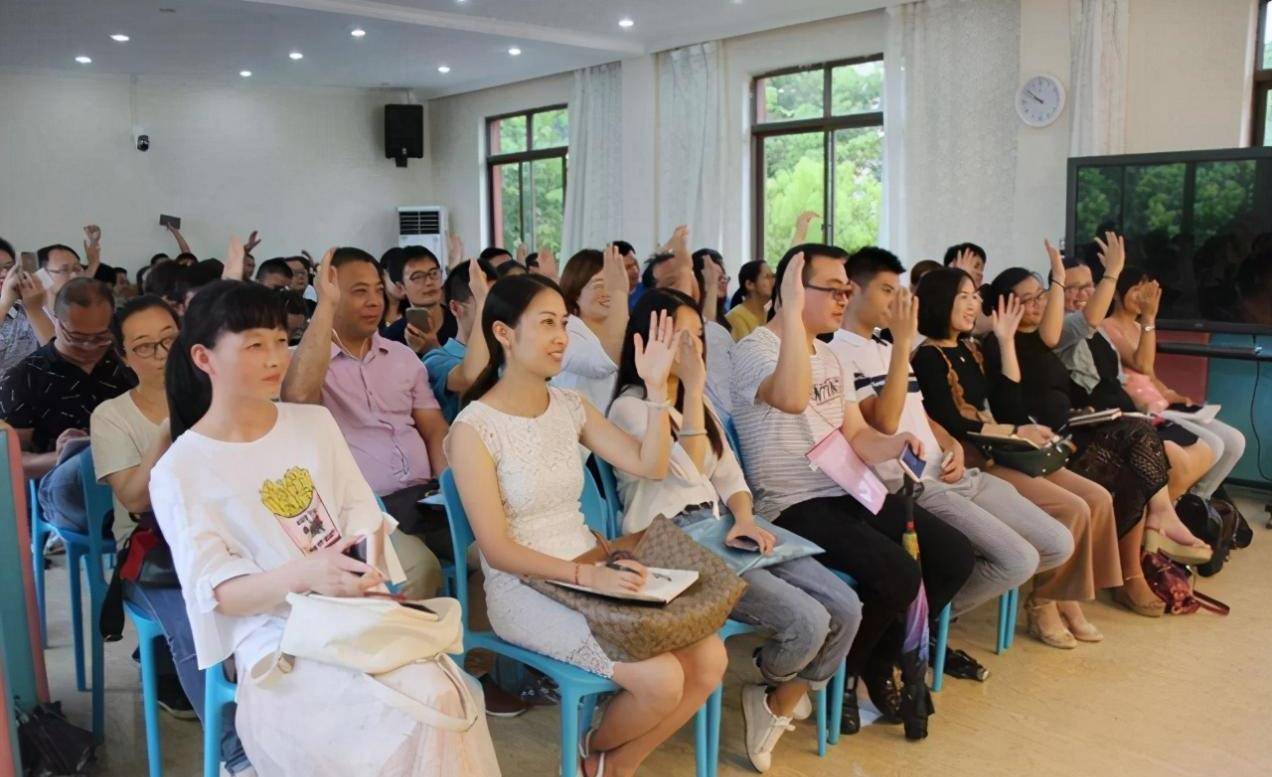 原创给娃开家长会家长穿这三种衣服只会让娃觉得丢脸和伤自尊