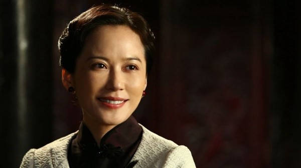 高圆圆饰演宋美龄的海报引热议,网友:珠玉在前,真不是美就行了_邬君梅