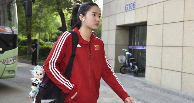 中国女排自由人的位置上主要就是这三个人,上届奥运会的冠军林莉,然后
