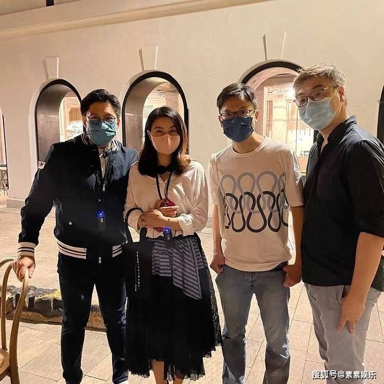 郭晶晶贴在老公霍启刚胸前拍照,秀恩爱的角度很讲究