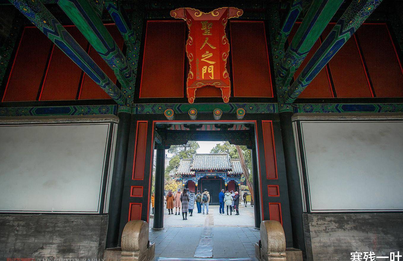 山东孔府有两张红色长凳,明朝有人坐了结局悲惨,几百年无人敢坐