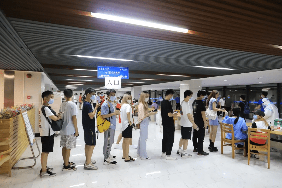 学生有序排队等待检测