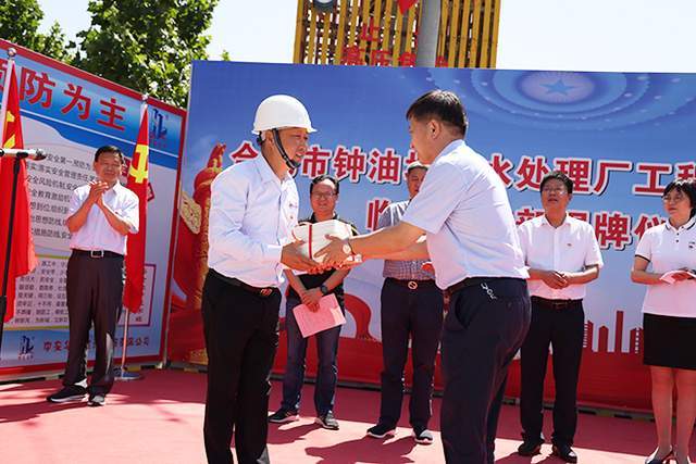随后,陈传东同志为项目临时党支部授"党员先锋队"旗帜,李红波代表项目