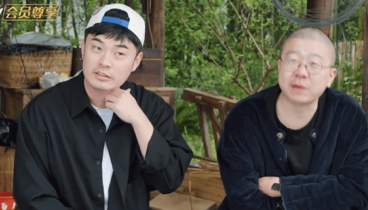 原创张子萱用小号晒美照，拍照风格永远嘟嘴，网友：日子过得太谨慎