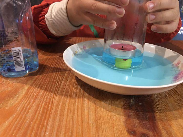 解密:杯子里有一定体积的空气,而空气里主要含了78%的氮气,21%的氧气