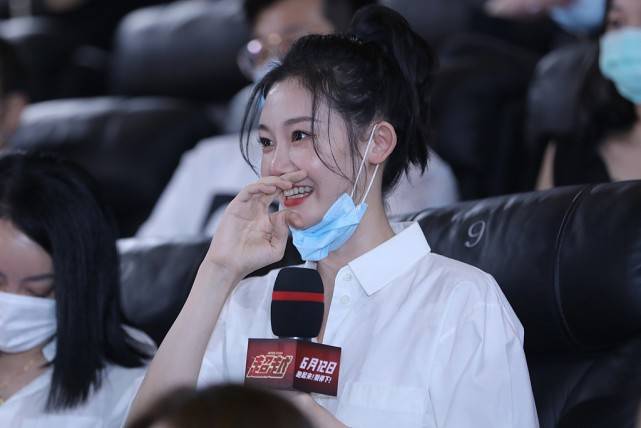 郑恺新片首映礼,老婆苗苗穿白衬衫现场支持,郑恺感动得落泪