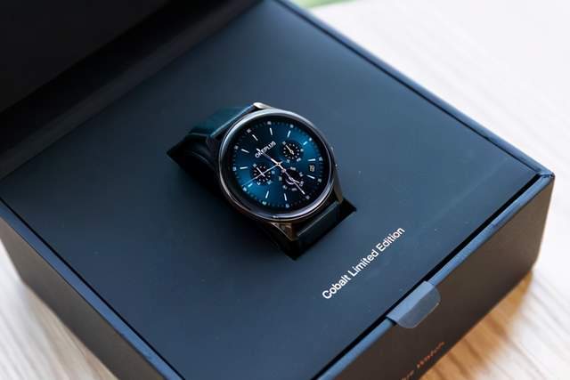 的金色质感,这就是一加这款智能手表与其他品牌智能手表不同的地方