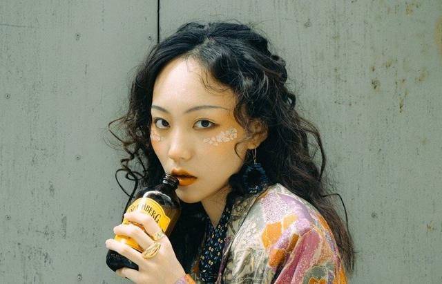 原创疯产姐妹张小花意外出镜,身材稍微丰腴眼睛灵动,网友:宝藏女孩