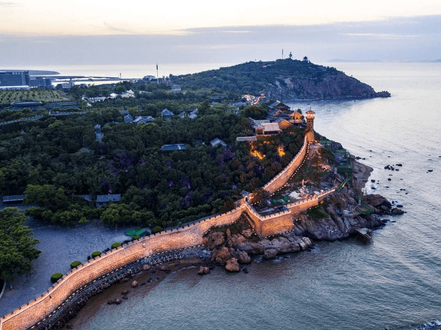航拍山东烟台蓬莱阁夜景 流光溢彩美不胜收