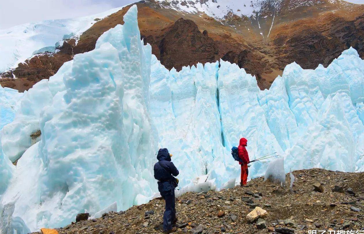 一,雪线与冰川形成在高纬度和高山地区,永久积雪区的下部界线,即为