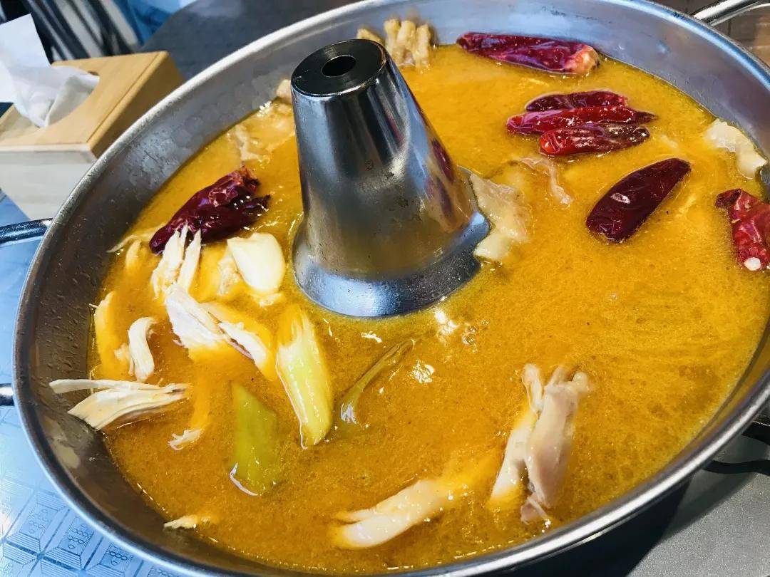 吃在大连-独一家的"麻椒鸡"火锅,土猪肠头和猪鼻筋都很有特色