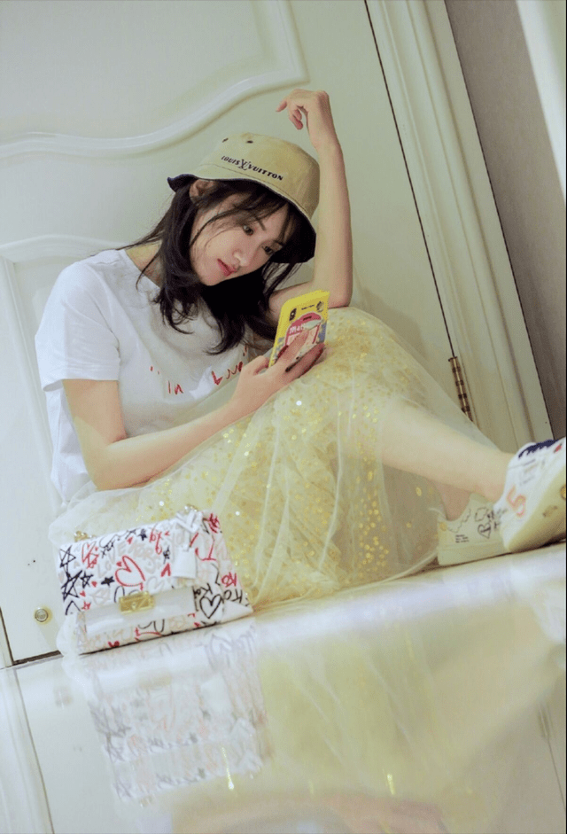 袁冰妍的时尚感被低估了,穿t恤 半裙清新又温柔,气质真养眼