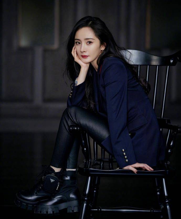 杨幂"上班"细腿又抢镜,穿紧身皮裤膝盖处都是褶子,根本撑不满