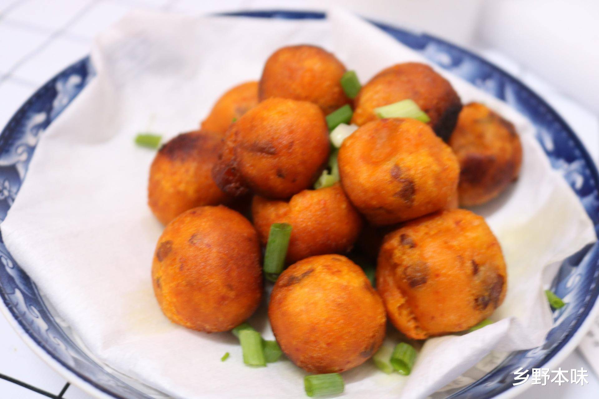 自制小零食,红薯蒸熟捣成泥,搓成球小火慢炸,一颗颗圆溜香脆_丸子