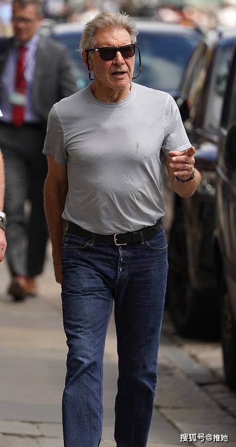 哈里森·福特外出闲逛,他穿着一件灰色短袖紧身t恤展示着肌肉发达的