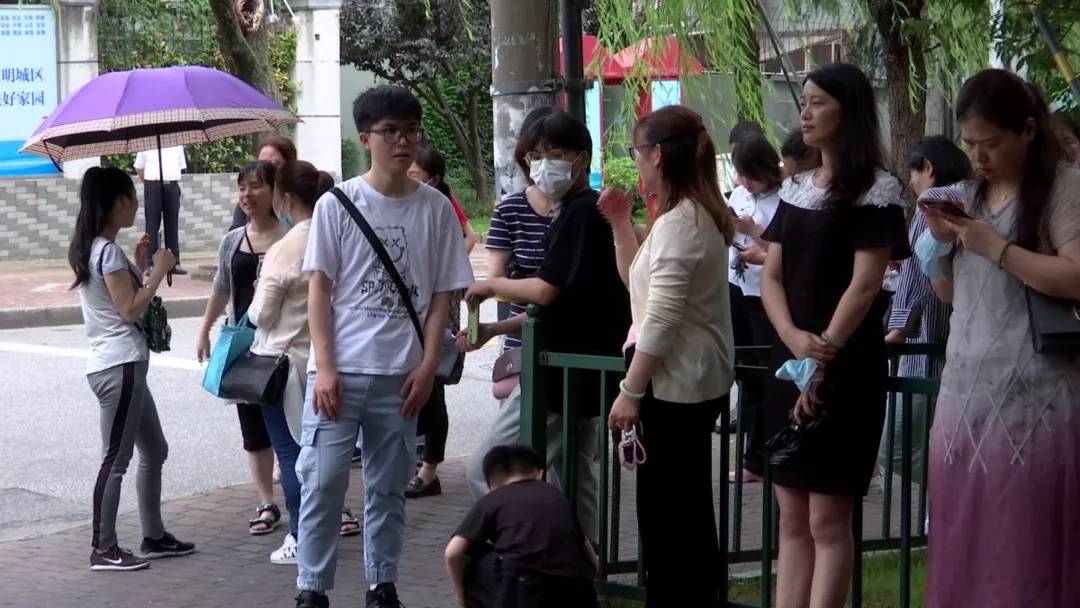 高考结束宝山考场外的这些瞬间令人动容