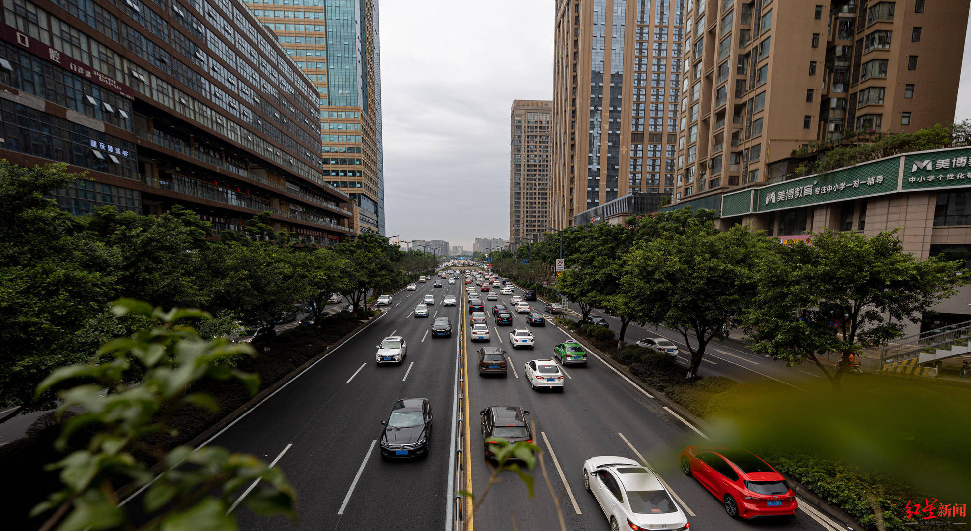 剑南大道中段开启降噪改造,降噪路面已铺筑完成约20%