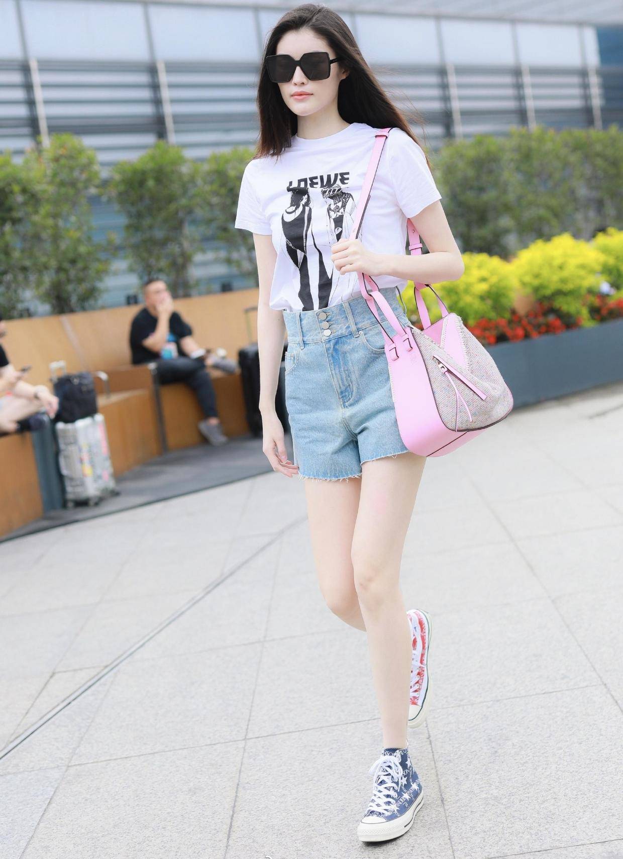 瞿颖是胖了?衬衫搭配牛仔短裤,腿显得有点丰满,既时髦又优雅