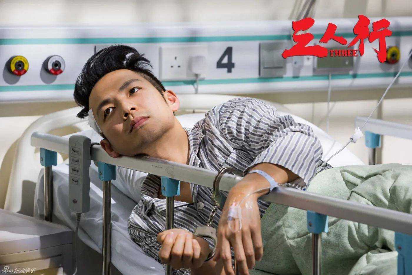 在狭小空间里与周围四面埋伏,寸步不离的警察和医生斗智斗勇