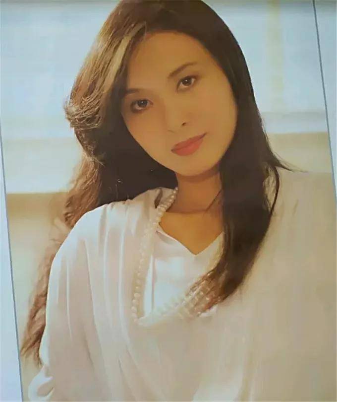 除此之外,她还是一位优秀的主持人,主持过春晚,还 和妹妹方卉一起主持