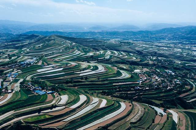 原创航拍通渭榜罗镇蛟龙入海千沟万壑的红色热土迸发出转折的力量