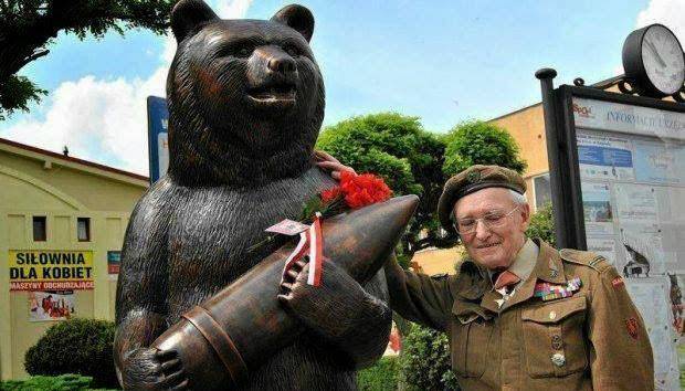 有个老兵曾回忆道:只要他们只要叫佛伊泰克的名字,这只大熊便会坐到