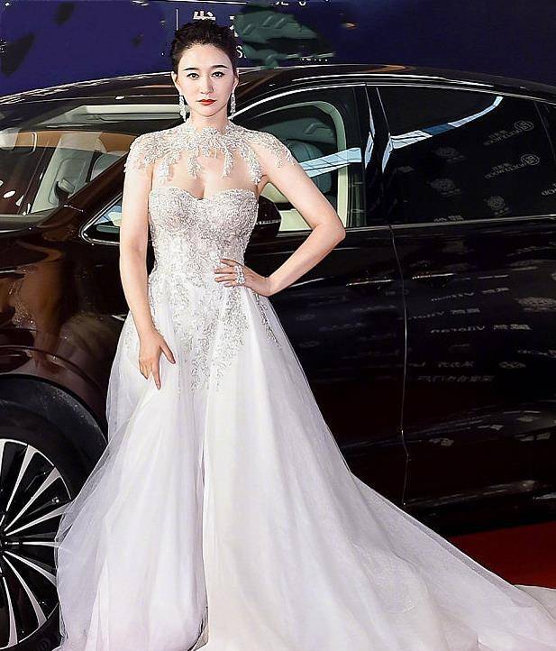 李小冉逃过中年发福,穿抹胸裙一字锁骨明显,"菠萝头"发量惊艳