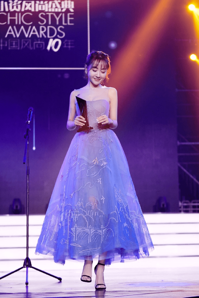 走红毯的杨蓉身材气质惊艳穿一字肩连衣裙魅力十足端庄优雅