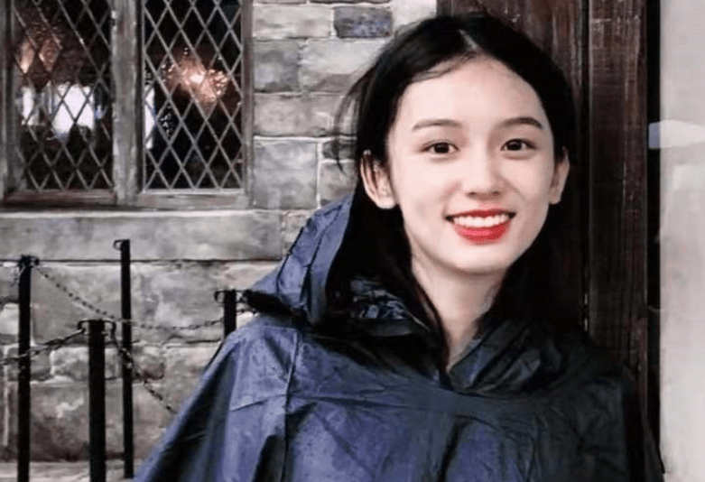 周也说美女没有任何烦恼看到她的证件照我真的信得心服口服