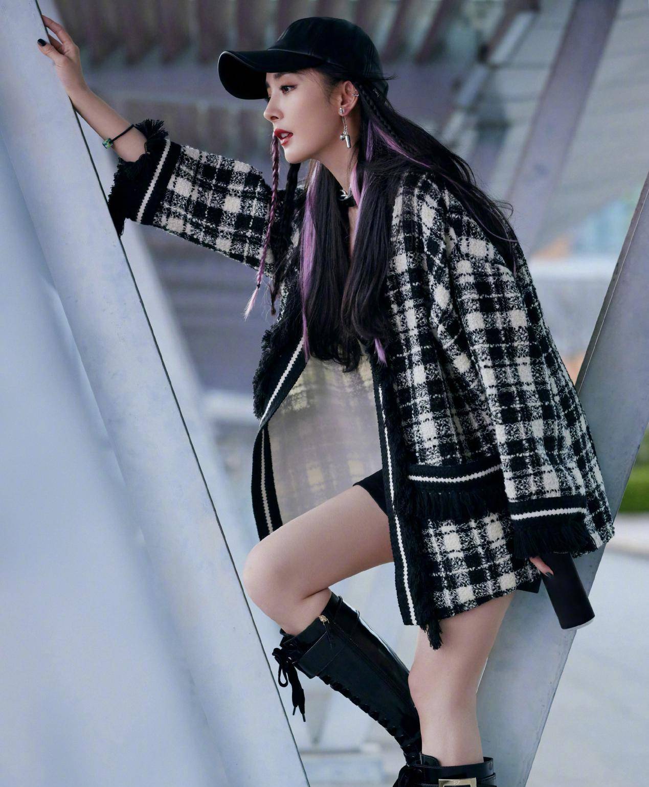 本人|辣妈杨幂用一件“格纹外套”穿出游戏少女感，减龄但又不缺女人味