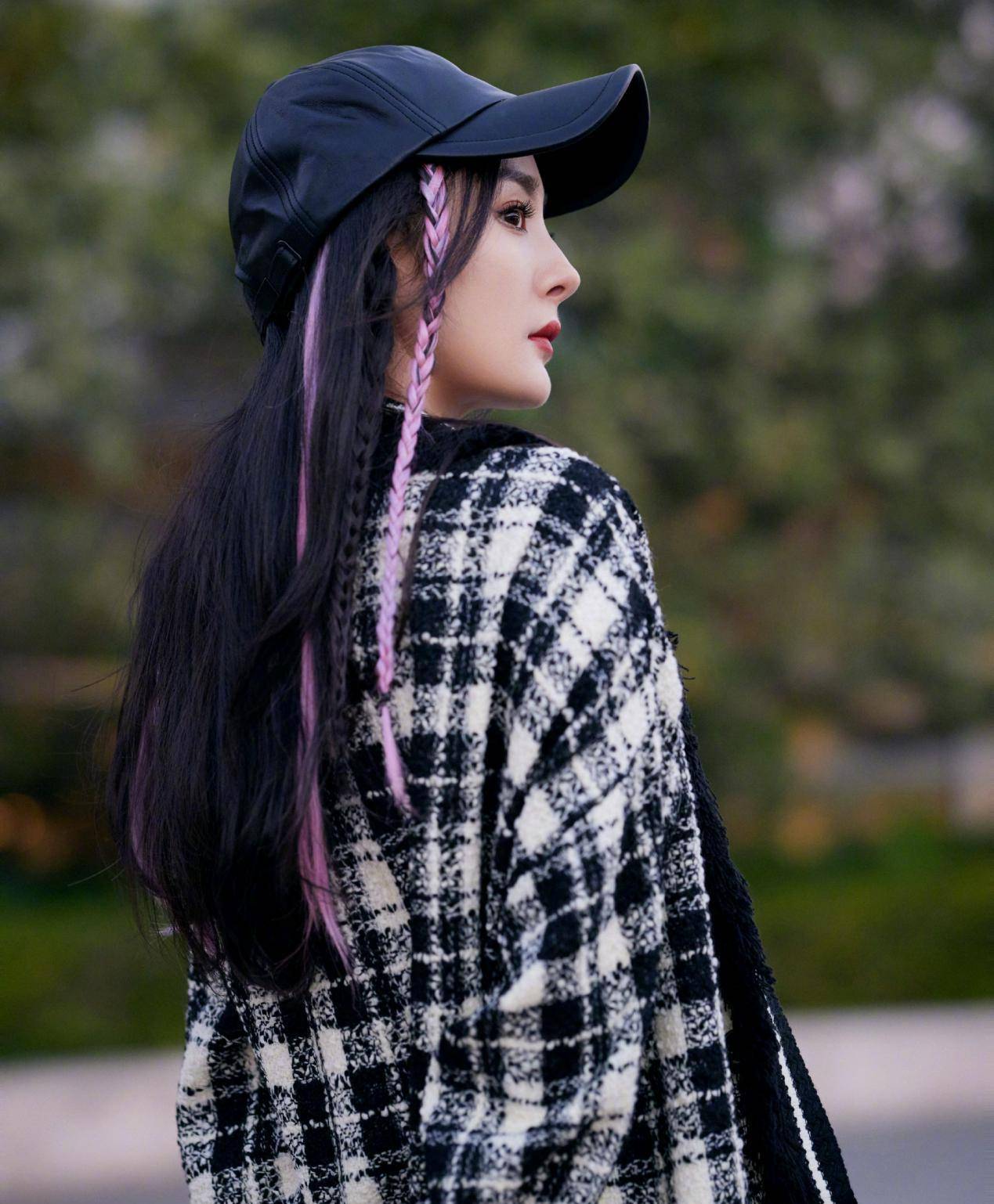 本人|辣妈杨幂用一件“格纹外套”穿出游戏少女感，减龄但又不缺女人味