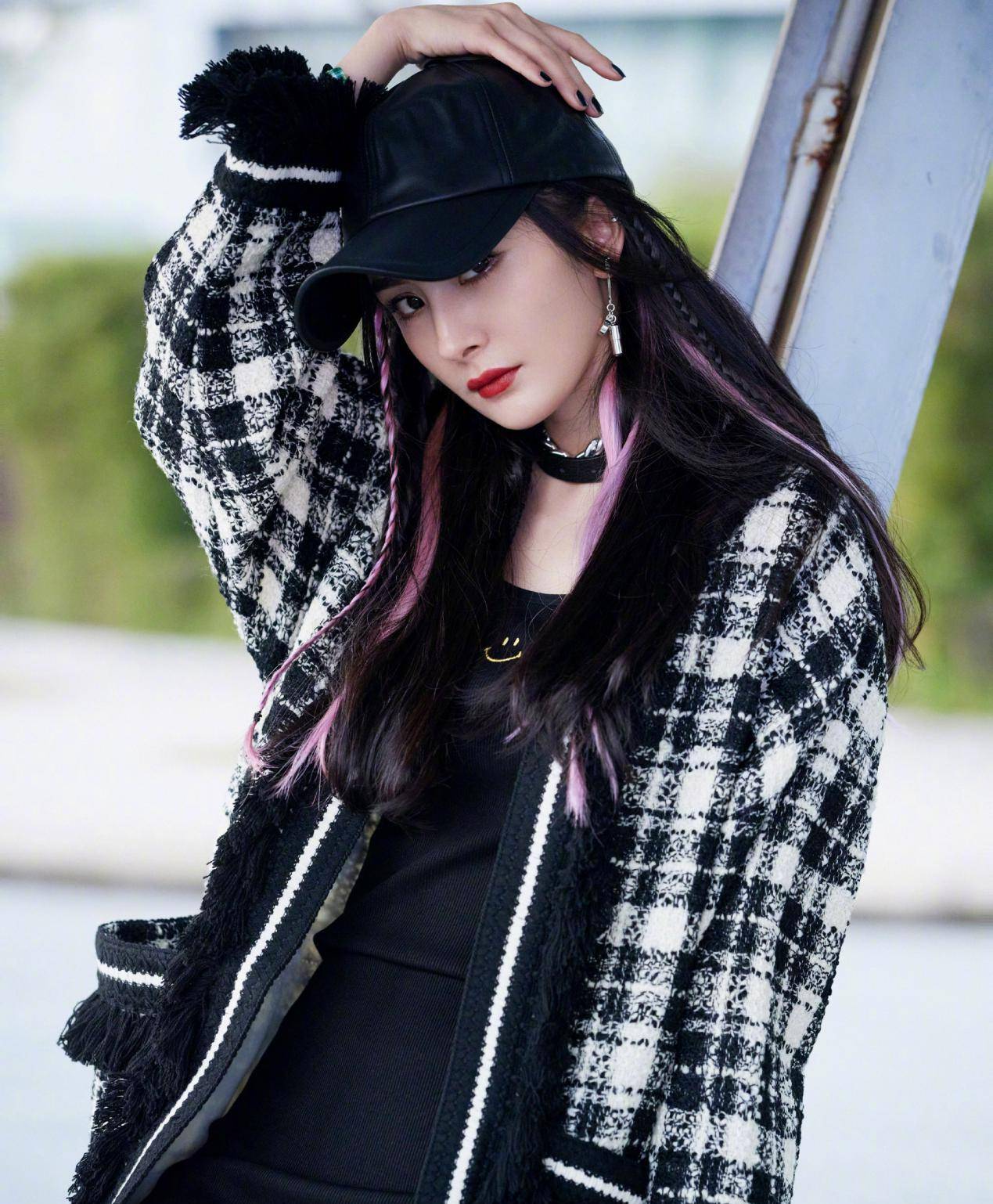 本人|辣妈杨幂用一件“格纹外套”穿出游戏少女感，减龄但又不缺女人味