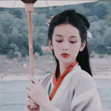 穿古装撑伞,抬眼间尽是风情;热情善良,阳光积极的周也小天使,难怪在