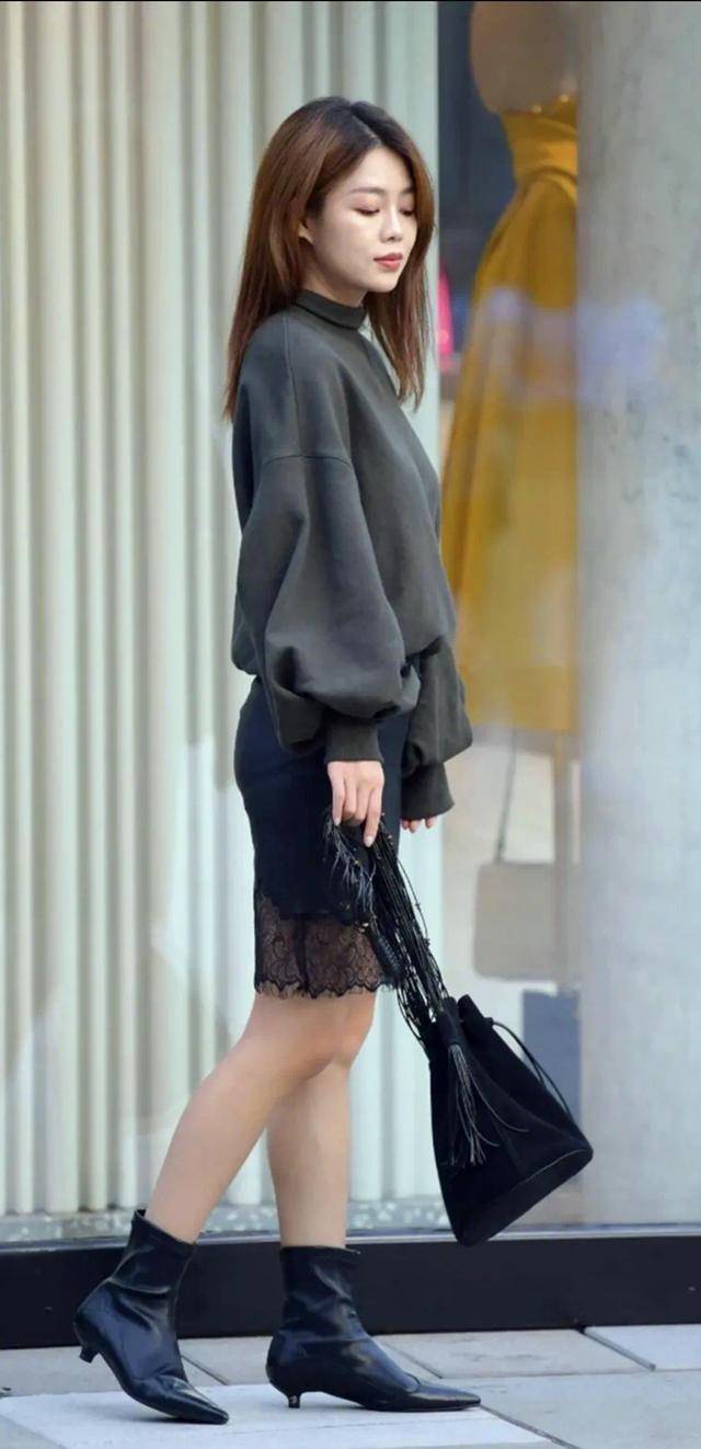 原创时尚街拍小姐姐皮裙穿出少女感转身的那一刻好美