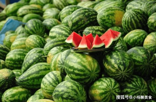 西瓜怎么切成小块的三角形视频 4e3d20e8e6964ca59afe60b28206659c.png