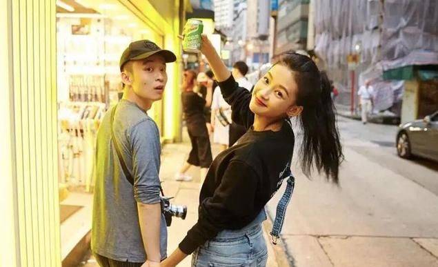 董子健一家3口出门度假大福盘腿坐c位孙怡腰板挺直显自律