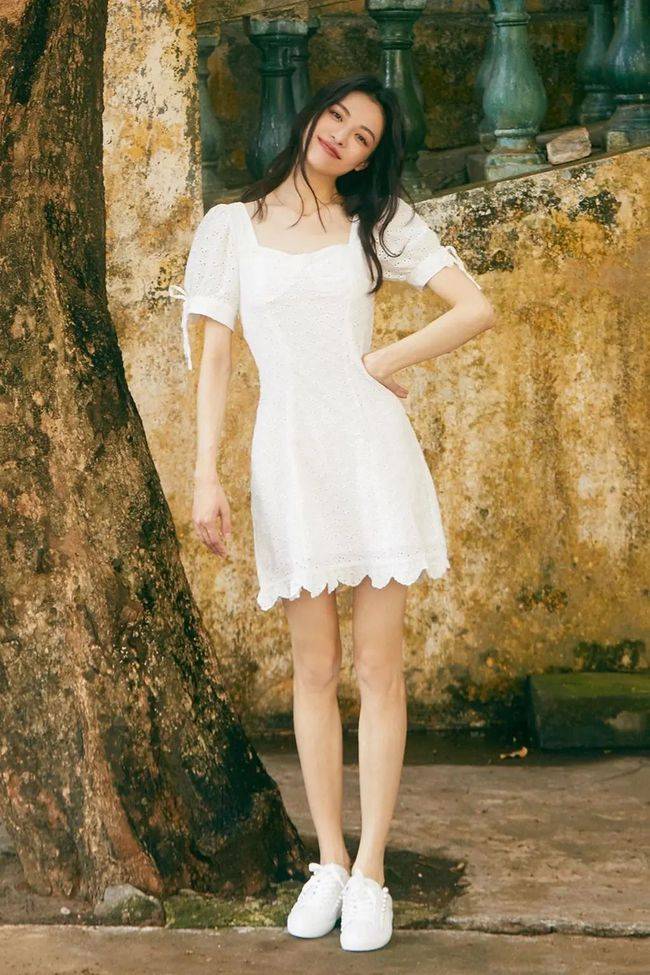 钟楚曦在社交平台晒出美照,她穿着白色短裙又纯又欲,一双筷子腿实力吸