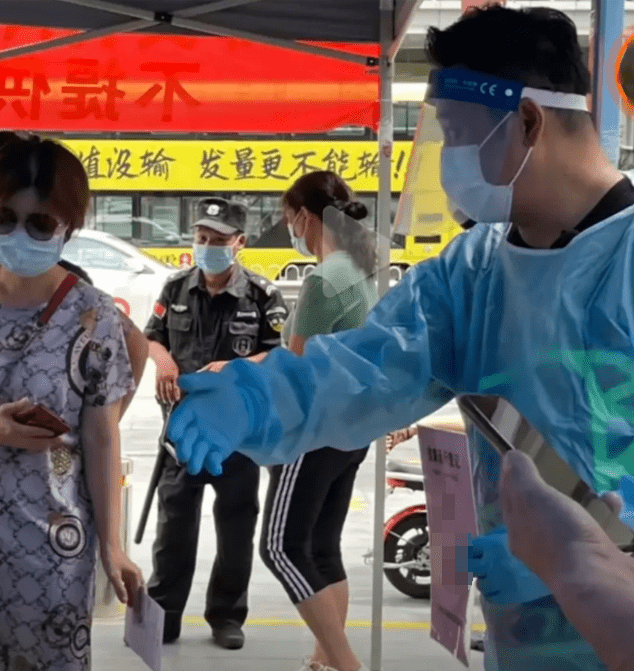 麦长青广州做抗疫志愿者，与TVB解约欠债400万，现当网红直播卖货
