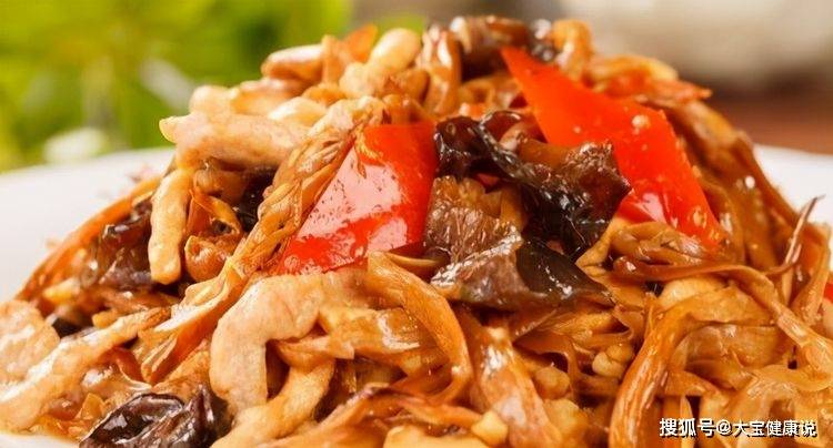 再不吃 黄花菜都凉了 具有清热解毒 健脑安神 助睡眠的功效 食用