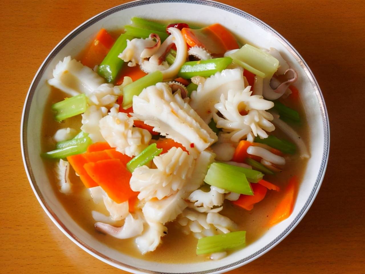 7 生炒花枝鼎边锉是台湾基隆最有名的一道小吃,"锉"是台语,为爬滚的