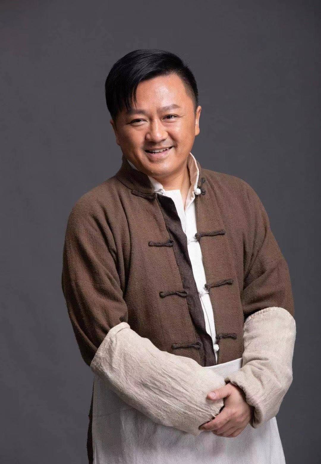 《还珠格格》中饰演小邓子走红,四十多岁,还在《叛逆者》跑龙套