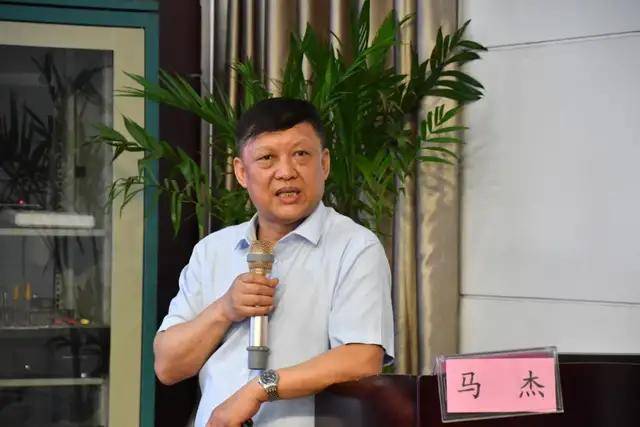 智查房,为6例胃肠道肿瘤的疑难病例进行会诊,并与医生们进行热烈讨论