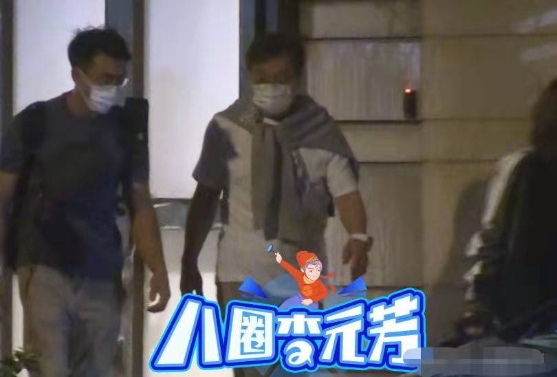 成龙深夜吃火锅,走路一瘸一拐疑旧伤复发