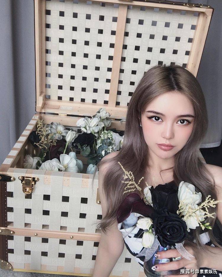 周扬青端午节收到奢侈礼物 手拿黑色玫瑰花 疑似讽刺罗志祥 照片