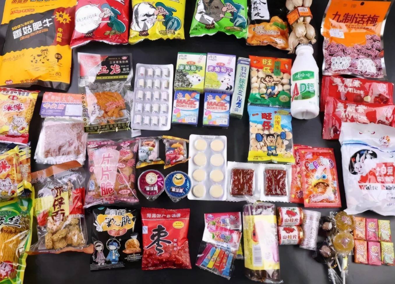 只是现在市面上零食种类越来越丰富,这些曾经在学校门口卖的零食逐渐